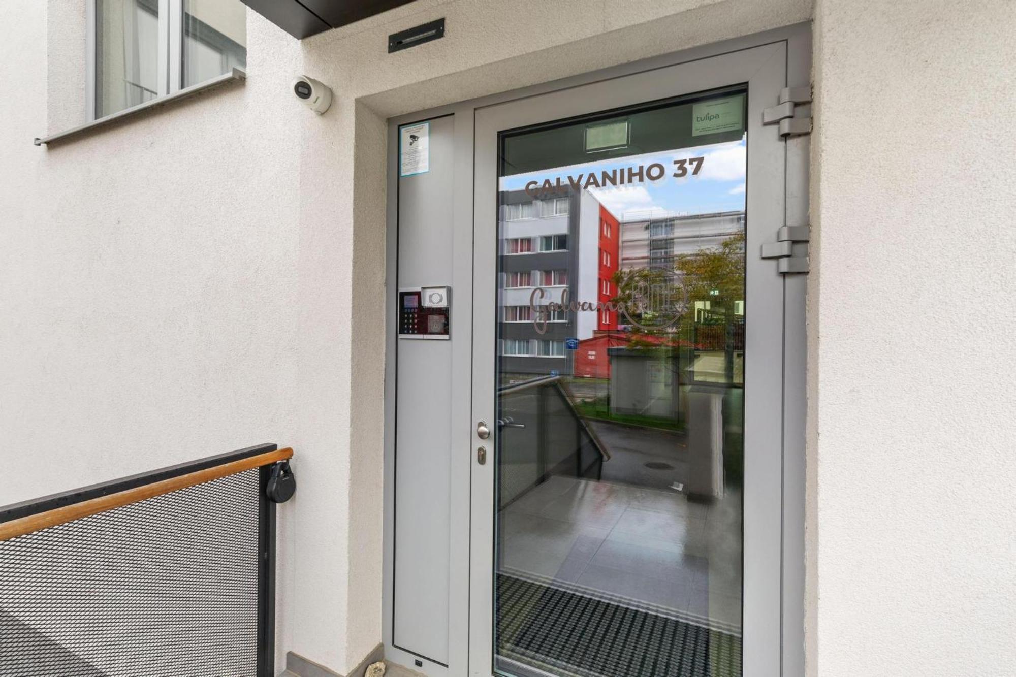 Ah Galvaniho Free Parking Братислава Екстер'єр фото